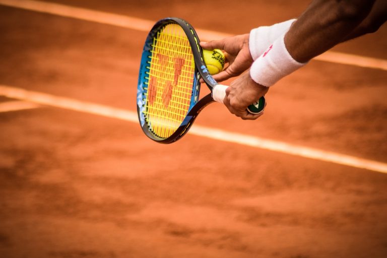 How to Hold a Tennis Racquet? Guide for Left-Handed Players